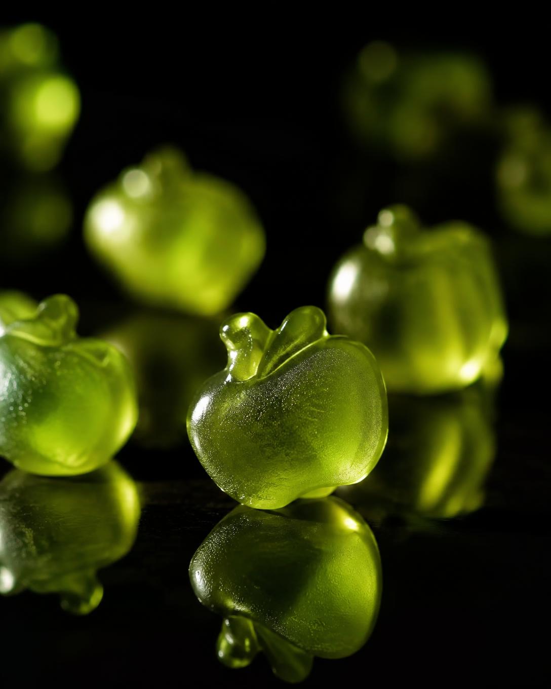 Macro de gummies verdes de creatina sabor maçã verde